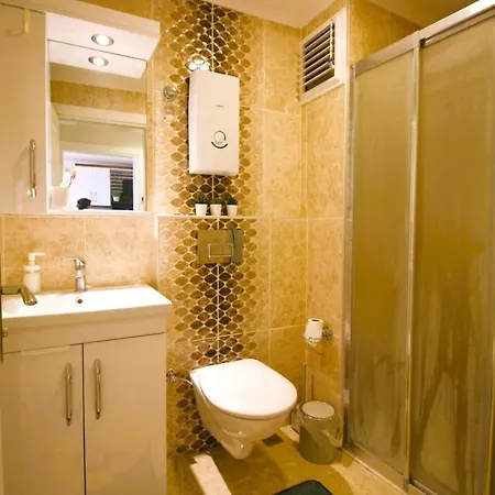 Sun Star 1+1 в стуки 40€ при заселении в квартиру вы оплачиваете депозит в размере 300€ с него высчитывается свет и вода 5€ в сутки и финальная уборка 40€, остаток денег возвращается при выезде * Αλάνια