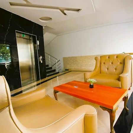 Sun Star 1+1 в стуки 40€ при заселении в квартиру вы оплачиваете депозит в размере 300€ с него высчитывается свет и вода 5€ в сутки и финальная уборка 40€, остаток денег возвращается при выезде Διαμέρισμα Αλάνια